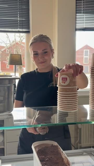 Medarbetare vid glassdisken inne i kaféet